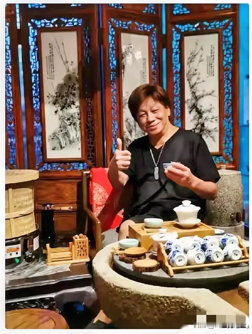 梁小龙三个子女现状长女梁子文，是梁小龙与第一任妻子黎爱莲所生，此前随母亲在香港