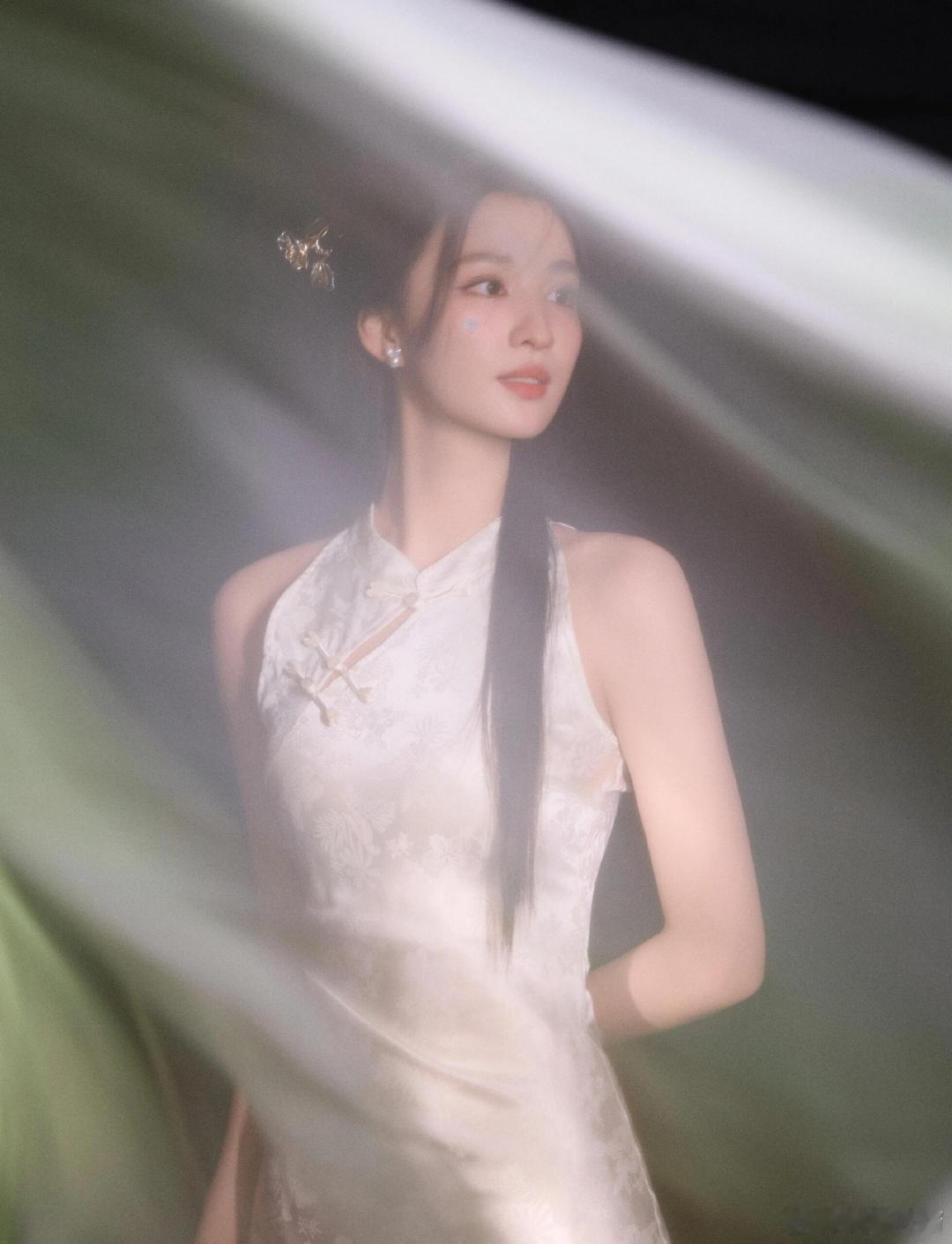 让王楚然穿旗袍的是天才王楚然真的绝绝子！把东方女性柔美线条勾勒得淋漓尽致，自带柔