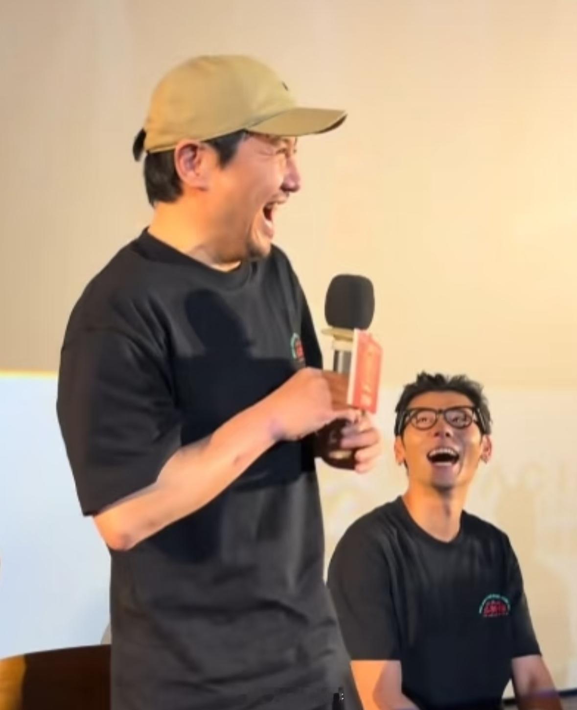 沈腾已经无咖可升都是微博king了，还要怎么升，他已经坐第一排了，就不能坐领奖台