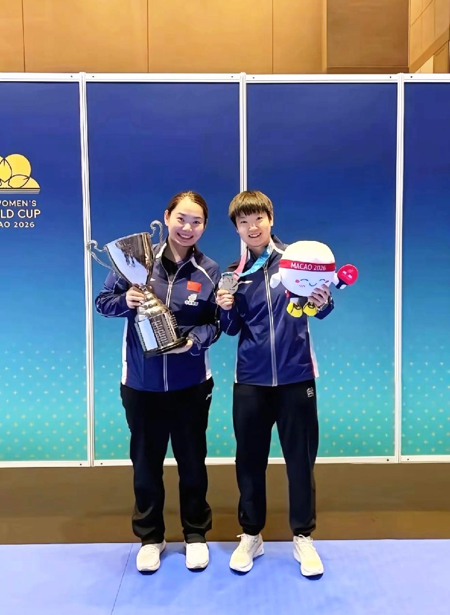 莎莎的军功章里有你们一半，一直在幕后默默地付出。最好的邱贻可，最好的何卓佳