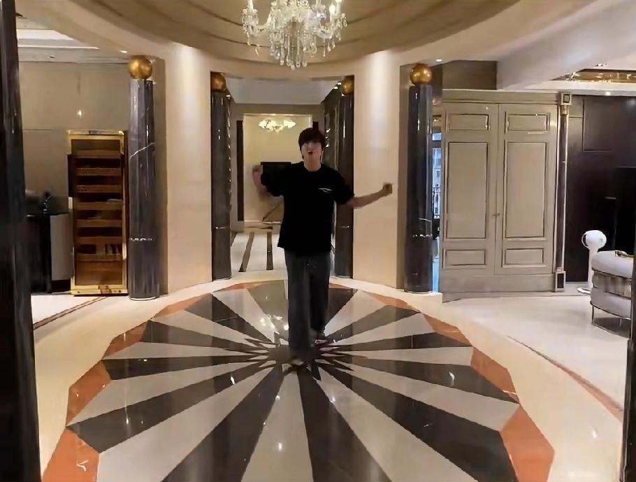 有网友翻出白冰曾在社交平台晒出的豪宅视频，视频中白冰的豪宅大到他可以在里面骑车绕
