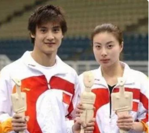 2007年，田亮和郭晶晶分手，随后迎娶了超女叶一茜。当时，田亮妈妈满心不满，抱