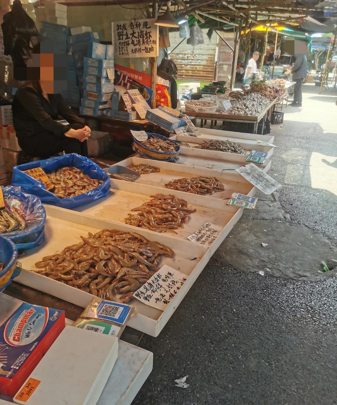 卖海鲜的人比买的人都多！没开海之前的大连刘家桥海鲜市场好冷清哦！我经常去刘家