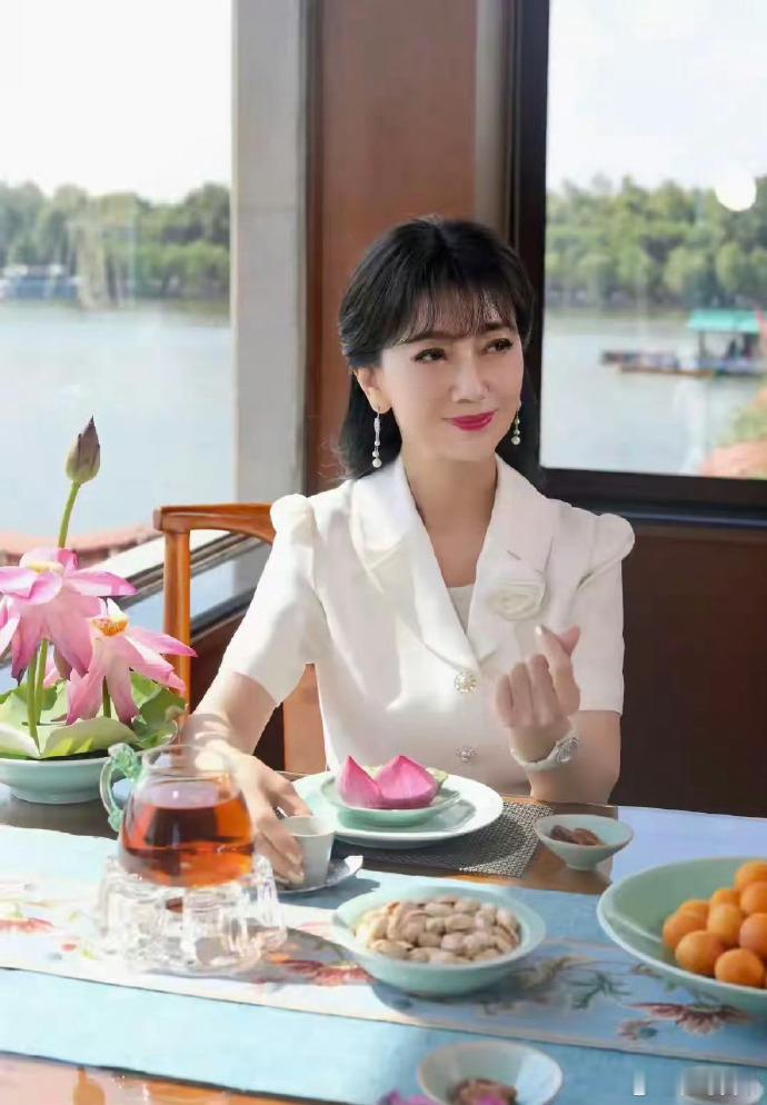 赵雅芝老师是不是“不老女神”偶像包袱太重了​​​