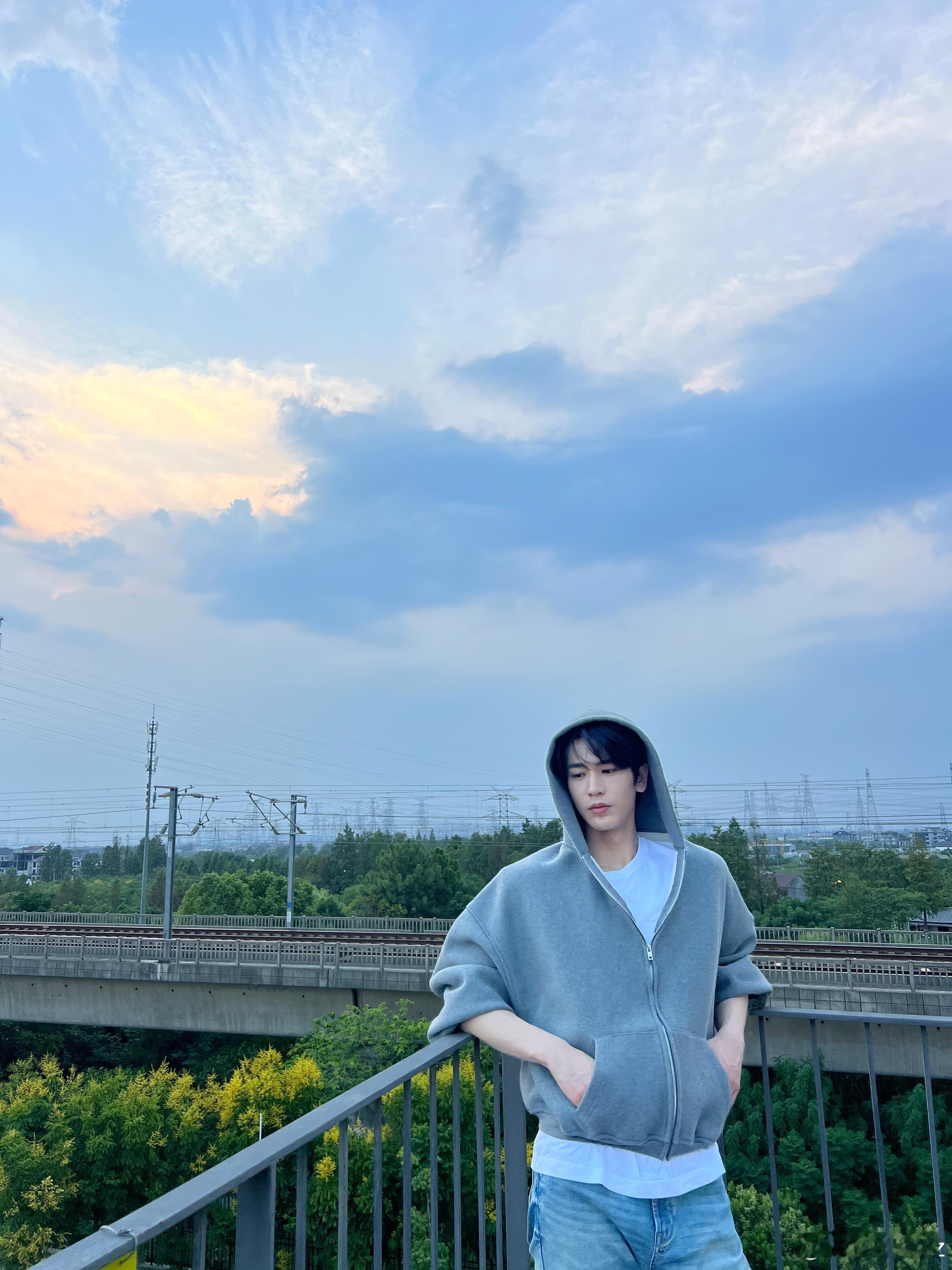 张凌赫ins更新萌照此男家居常服完全少年气和人夫感并存来的！很好梦一款日常报备