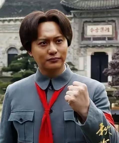 这俩人演青年毛泽东都可以!基本不分伯仲，各有特点[赞]青年伟人，王仁君和侯京健