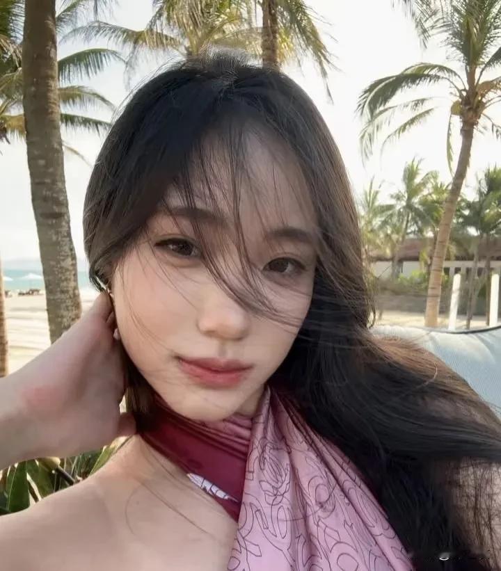 小s二女儿“许韶恩”的长相和穿搭，其实就是蛮漂亮的台湾千金风啊，也很像很多早期的