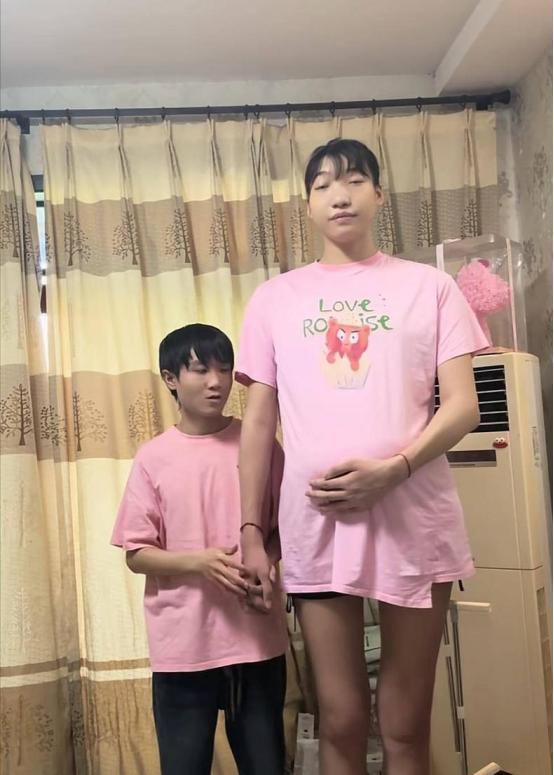 “天不遂人愿！”四川女巨人身高2米1与重庆小伙身高1米68热恋并未婚先孕。很多人