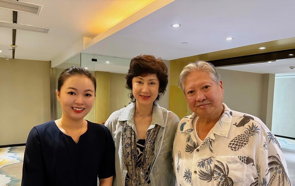 路人镜头下的洪金宝和高丽虹夫妇，很像兄妹又有夫妻相，高丽虹老了还是很有韵味，是岁