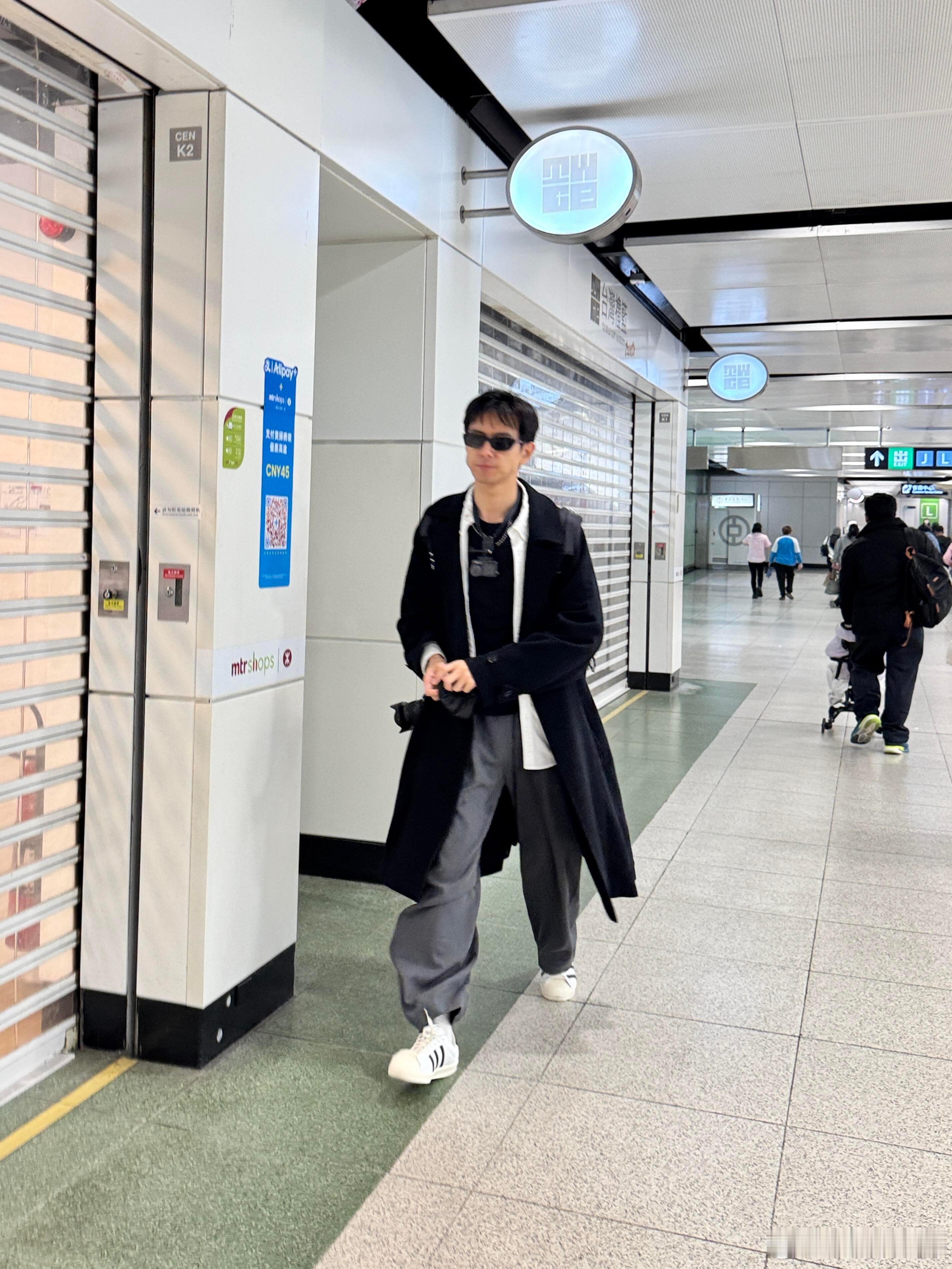 全香港都在偶遇李现，私服现更是帅气迷人李现在香港参加活动后，在香港CityWa