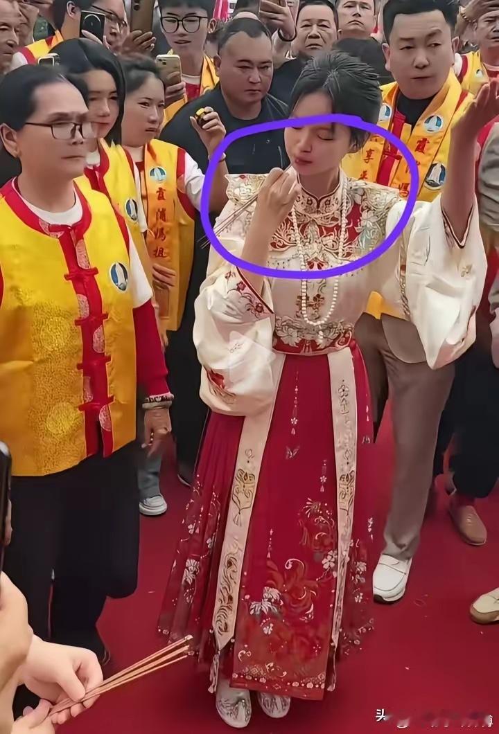 不知道大家注意到了没有？湛江妈祖阿童有一个特别引人注目的动作：“含香”！她在每一