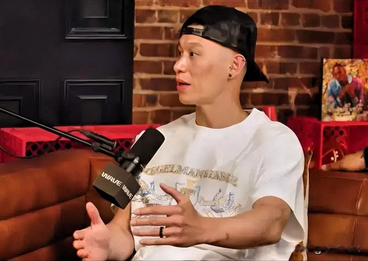 林书豪当年给尼克斯带来1亿美元的收入，自己只拿了40万美元的底薪。赛季结束，尼克