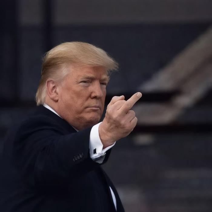 这回惹麻烦了，特朗普可能得公开道歉。叫骂特朗普的这名福特汽车工人获得了美国工会的