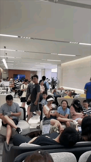 鸿蒙智行真的相当离谱，周末跑去试驾得排队也就认了，哪怕直接打算付全款买车，居然还