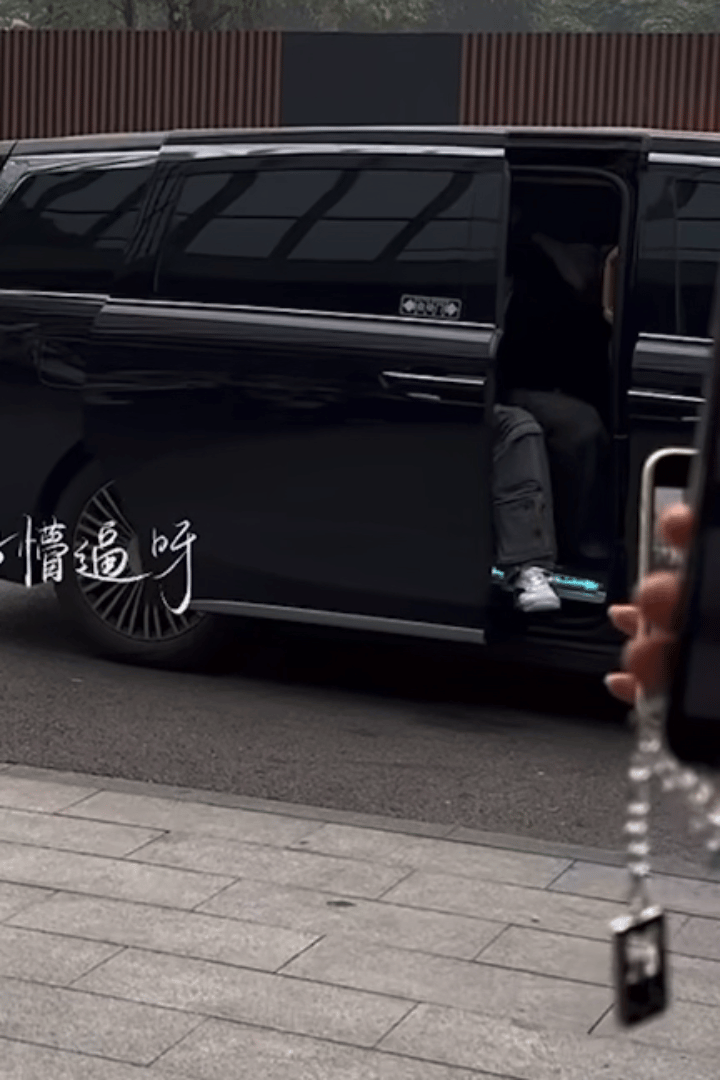 张桂源穿错鞋一点都不好笑谁懂张桂源穿两只左脚的鞋上班的救赎感