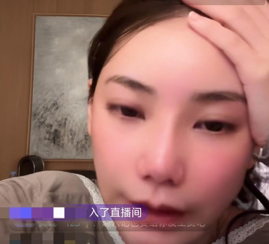 回京次日凌晨崩溃！马筱梅哭红眼曝婆家冷遇，张兰连夜出国马筱梅抱着刚满月的汪