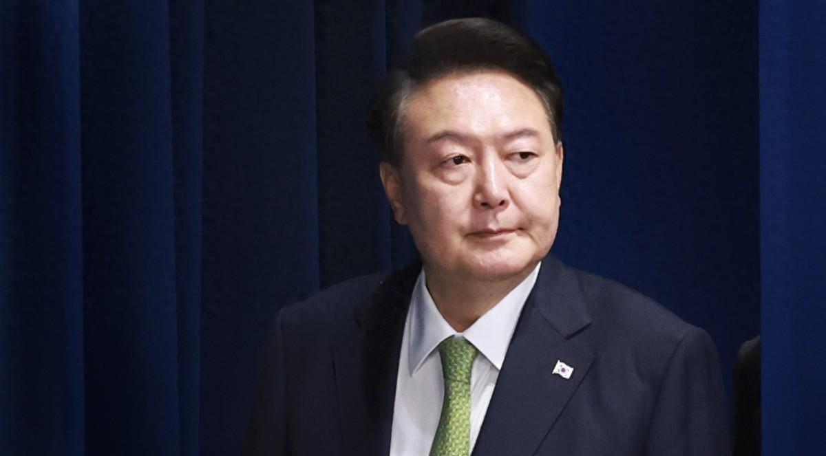 韩国总统尹锡悦的总统椅只剩最后两根钉子，宪法法院弹劾判决进入倒计时，2万警察把首