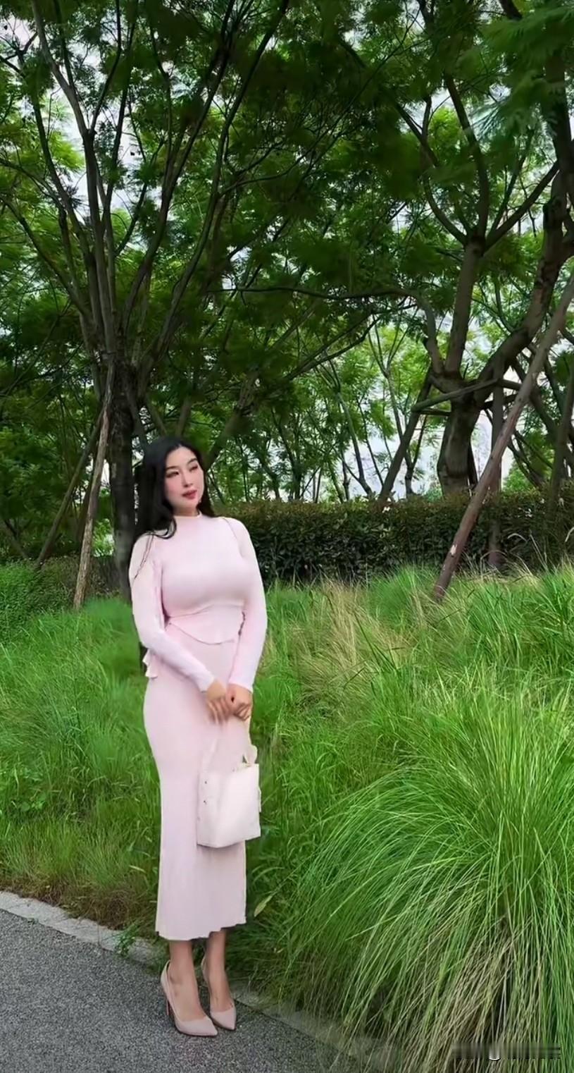 绿树掩映下，粉裙美人立。微胖女孩怎么穿搭更吸眼球