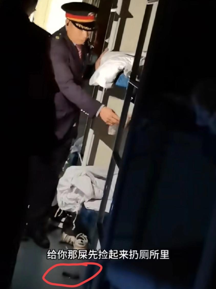 11月22日，河南，在南阳洛阳到宁波的列车上。男子说是酒喝多了，上车就裤子一脱，