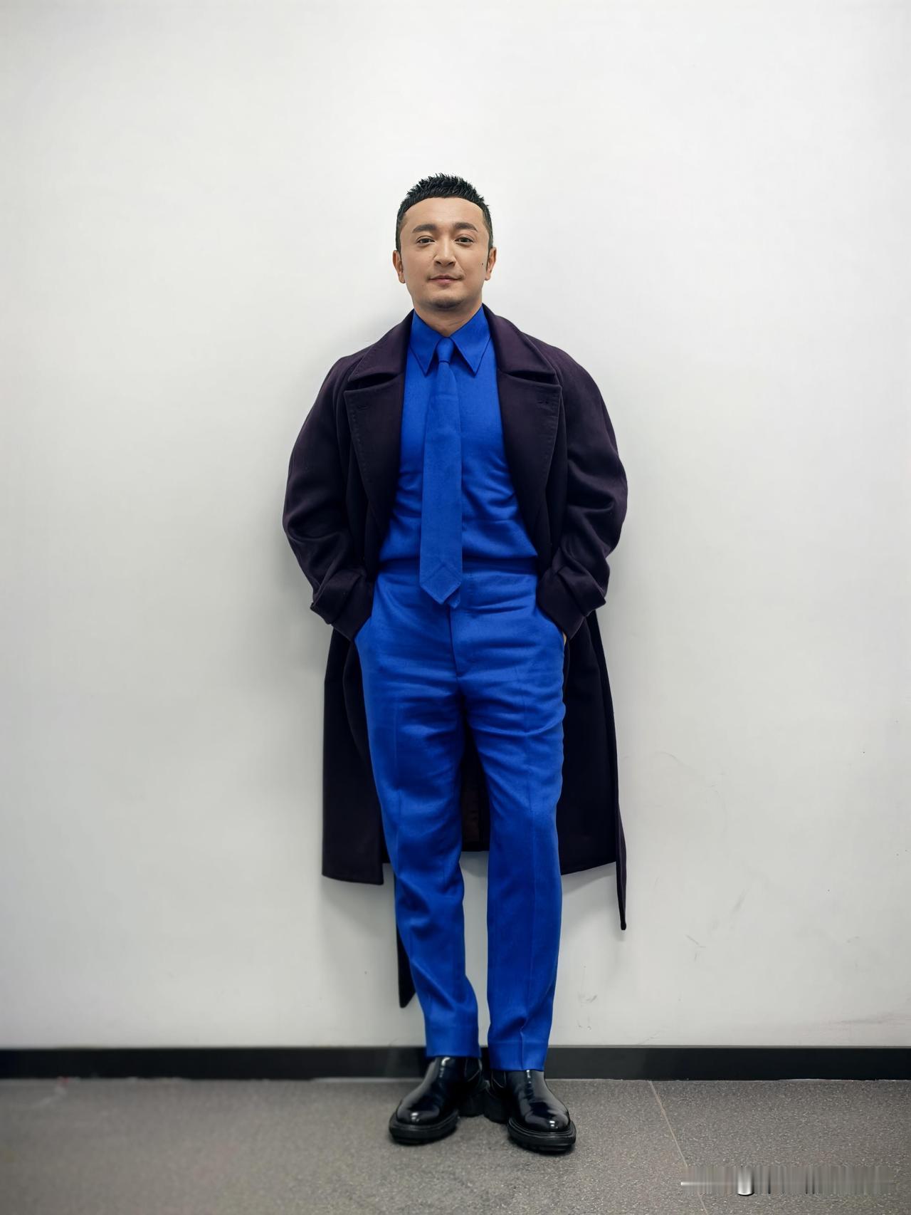 12月22日，央视主持人尼格买提更新动态。他发了两套穿搭，问大家该选哪一套？