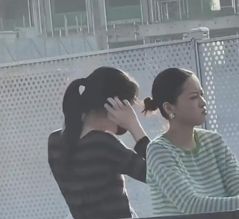 20岁的李嫣在阿尼玛看窦靖童演出，手里啤酒刚拿起来，看见镜头立马放在台子上。从出生那天起，镜头就没断