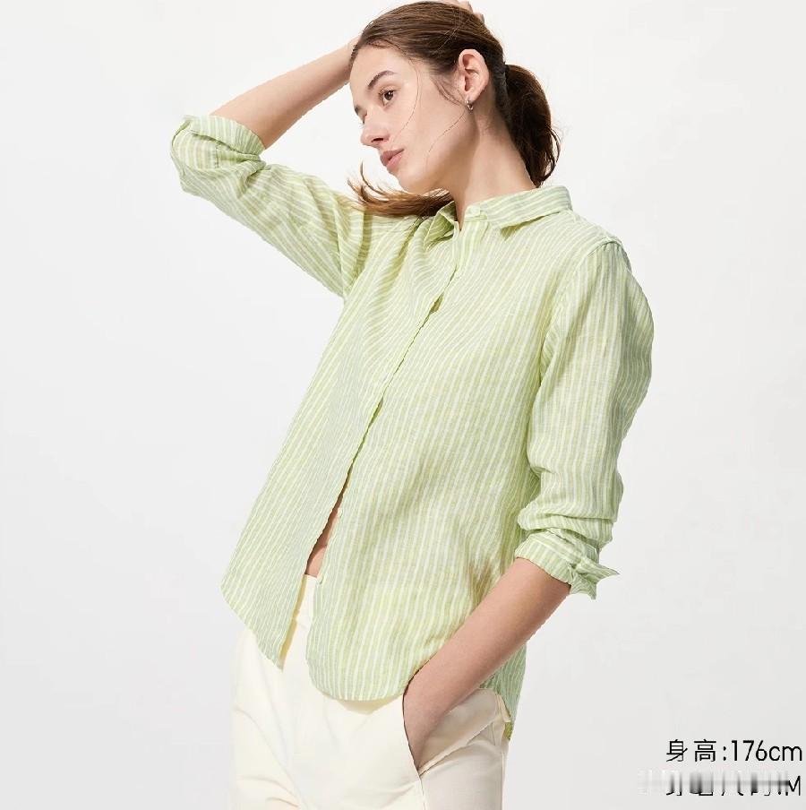 看中一件灰条纹衬衫，女儿非让我买绿的，结果……昨天中午和女儿吃完饭，去商场遛