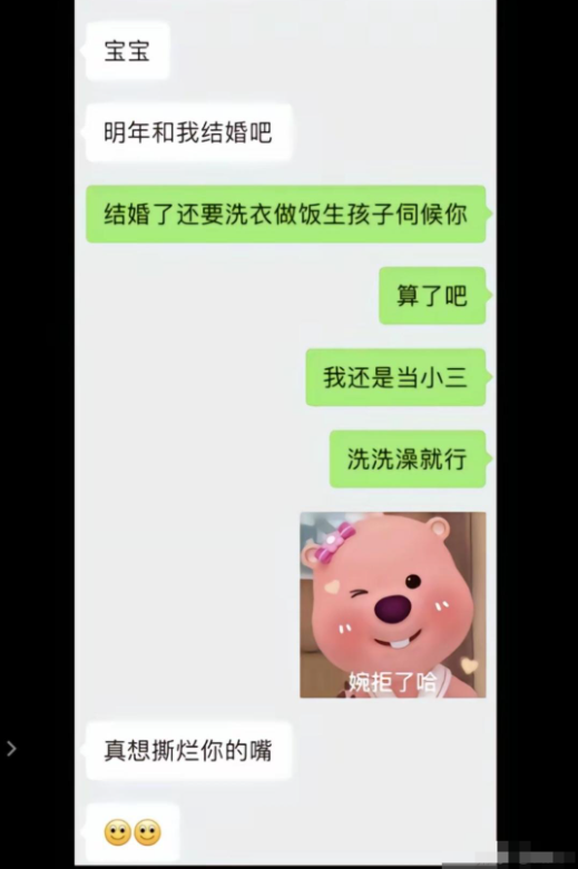 董小姐这个事件，被挂在热搜上任人嘲讽，也充分说明了一个问题：她家这阶级滑落得也