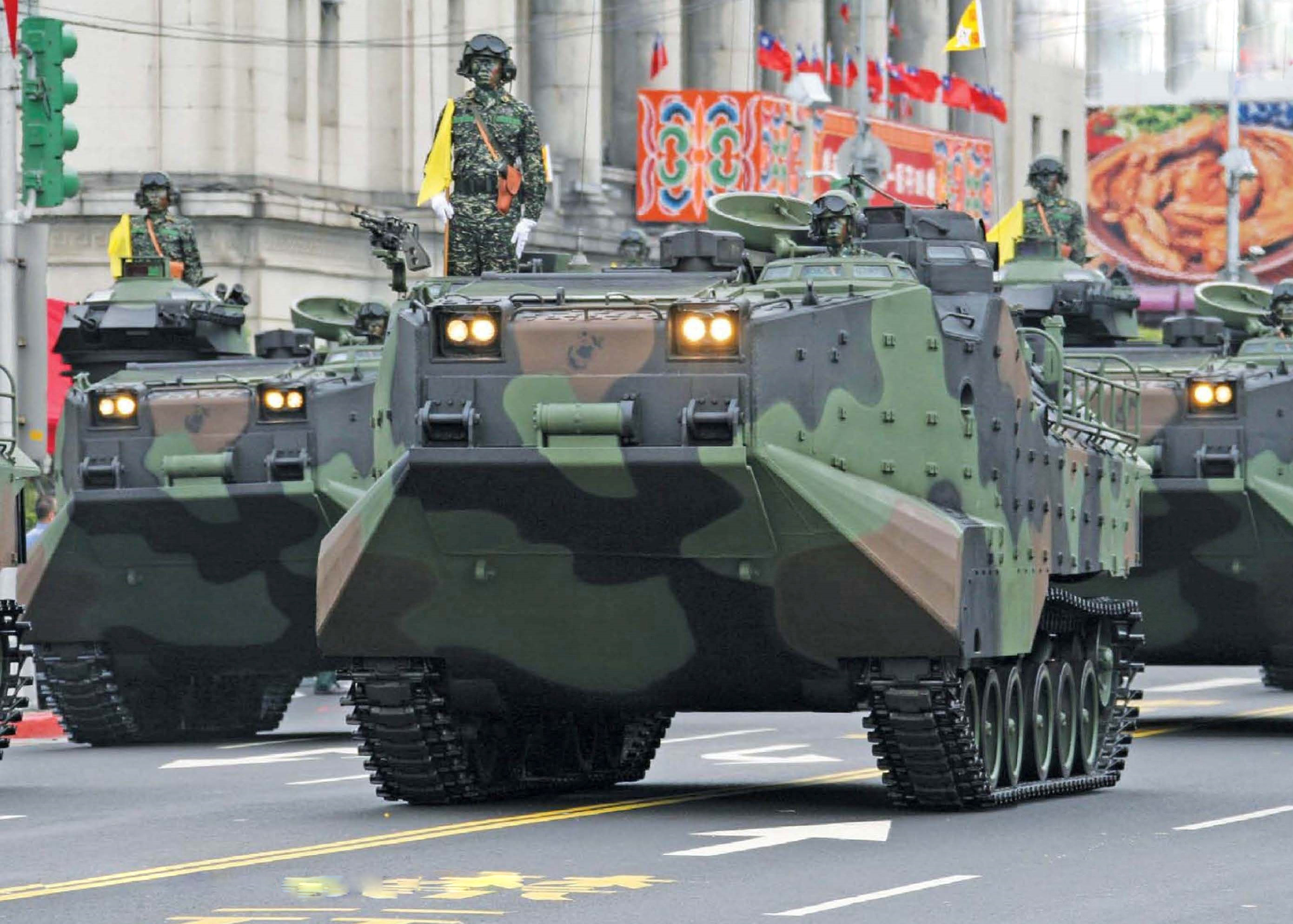 2011年10月10日湾湾阅兵中的海军陆战队AAVP7A1两栖装甲车。该型全称是AssaultAmp