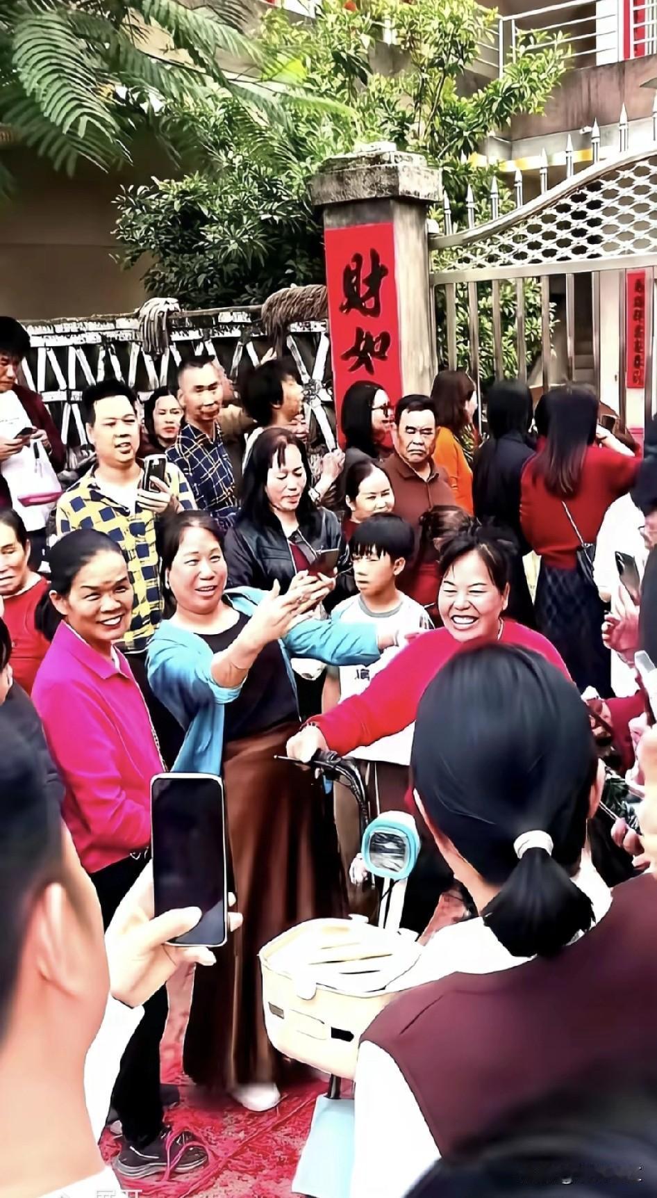 马年春节期间，不少外地游客赶到奥运会冠军全红婵在湛江麻章迈合村的老家打卡，跟以前