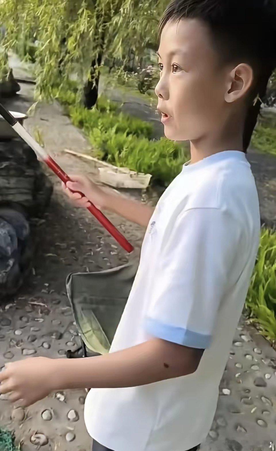 王皓老婆晒东北娘家寄来的特产，丹东草莓和丹东大樱桃，还有王皓喜欢吃的黄蚬子，都装