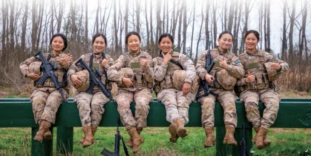 这几个女兵飒不飒？这几个女兵美不美？提几个问题考考你，她们这是啥军种？抑或是啥兵