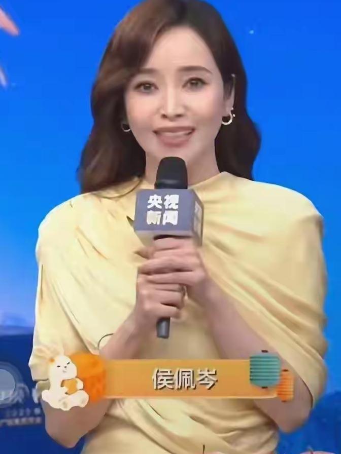 央视中秋晚会的女主持人侯佩岑，不得不说这位小姐姐不管是从哪个方面来说，都是令人惊