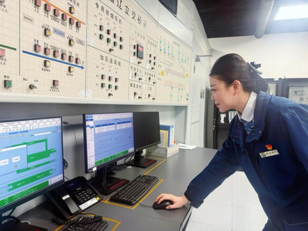 青岛街头生死十秒！烈火吞噬轿车，三岁幼童命悬一线，地铁夫妻“神同步”夺门抢娃，爆