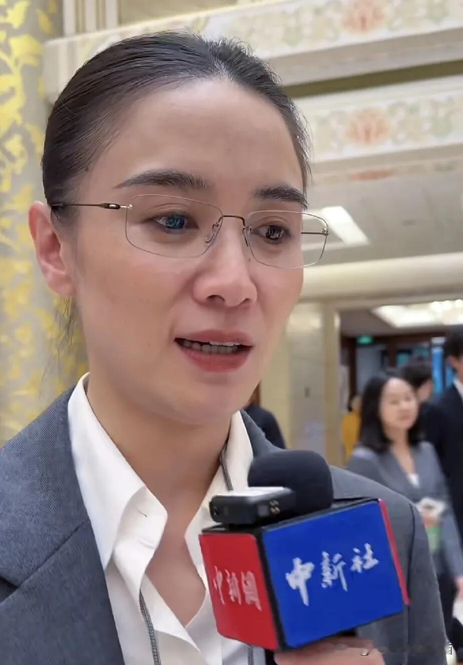 为什么她年龄越大了越是女生男相了呢，看着真的一般，颜值算不上漂亮。这就像是普通的