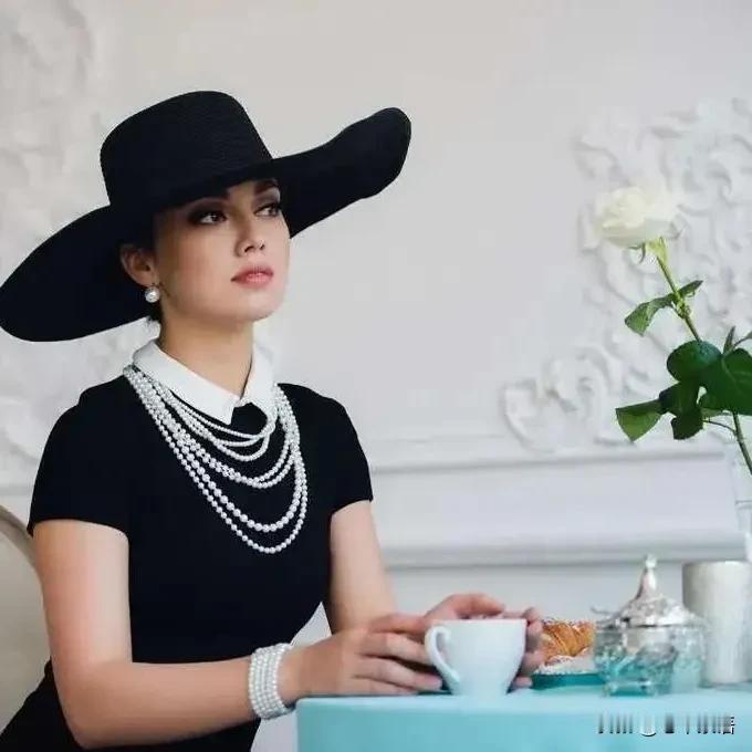 协和医学博士冯唐说：“拼命去宠爱自己，煲汤、养花、喝茶、看书。不需要赚很