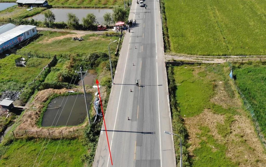 云南腾冲219国道发生一起惨烈事故：四川牌照自驾游小车在强行超车时，与后方超越的