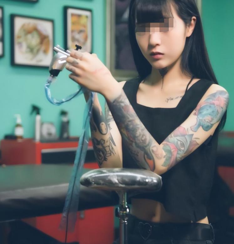 “纹身的一律开除！”2021年，湖南一名15岁女学生，刚入学就被老师发现胳