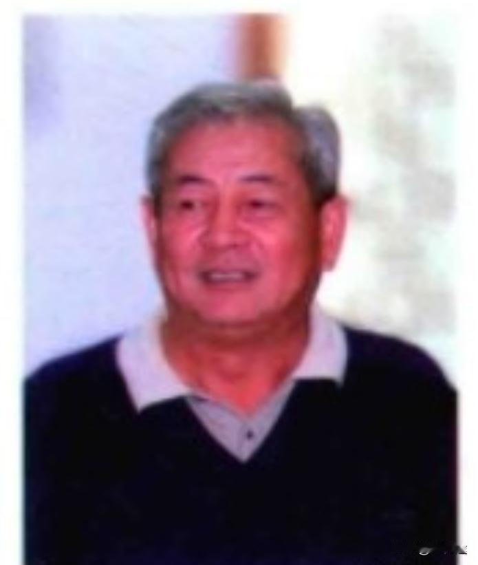 这是开国之将军的长子张新侠。他的相貌很和气，虽然头发有点花白，但他的五官端正，脸