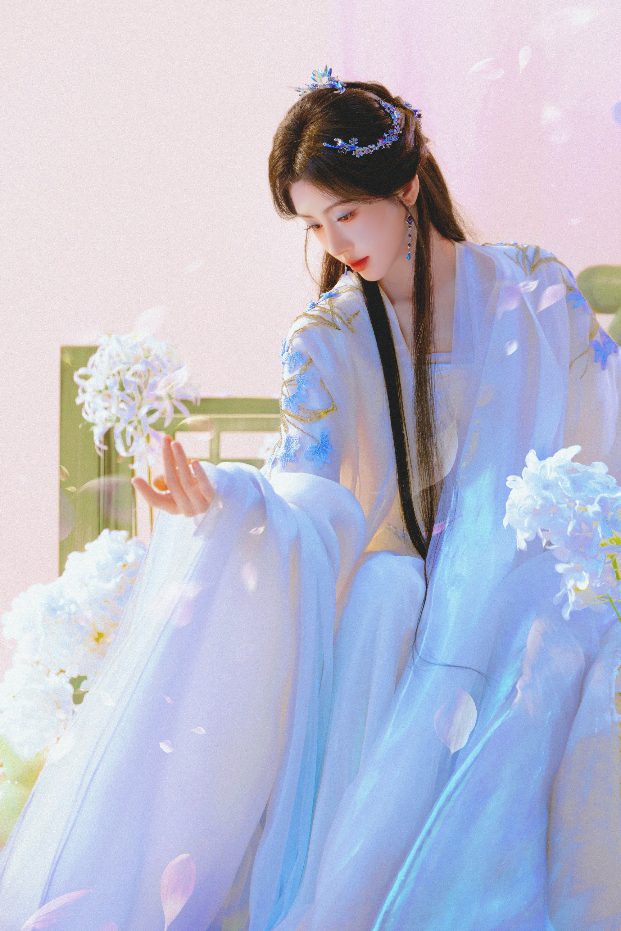 1，鞠婧祎的税务没问题后，《万花世界》火速找她去试妆了，已经试好定下来，这部是单