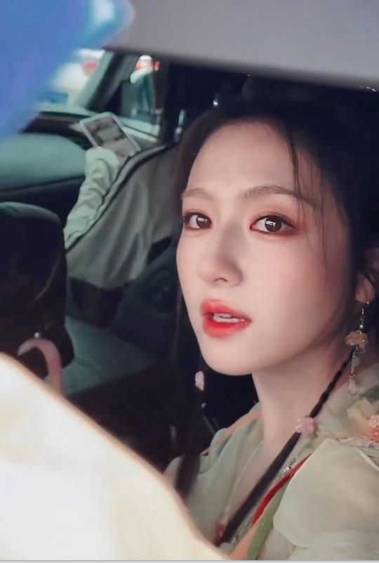 李兰迪千云兮造型路透李兰迪千云兮造型路透妆造克制高级，没有繁复累赘，把古典美人