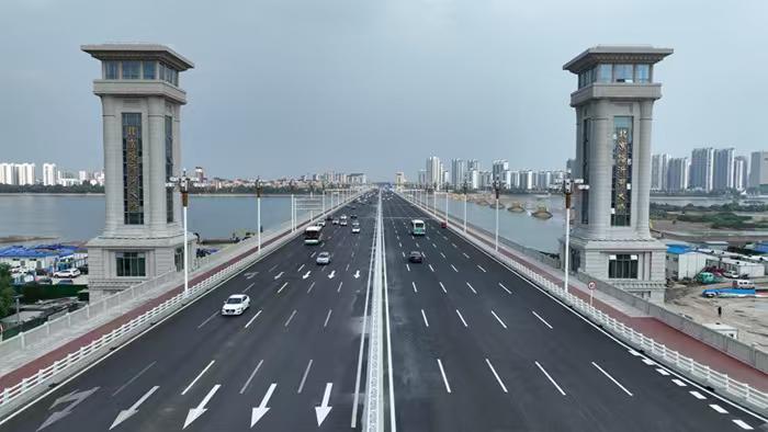 若论山东跨河桥梁最惊艳的城市集群，济南、青岛、临沂必居榜首。三城依水而建，凭水筑
