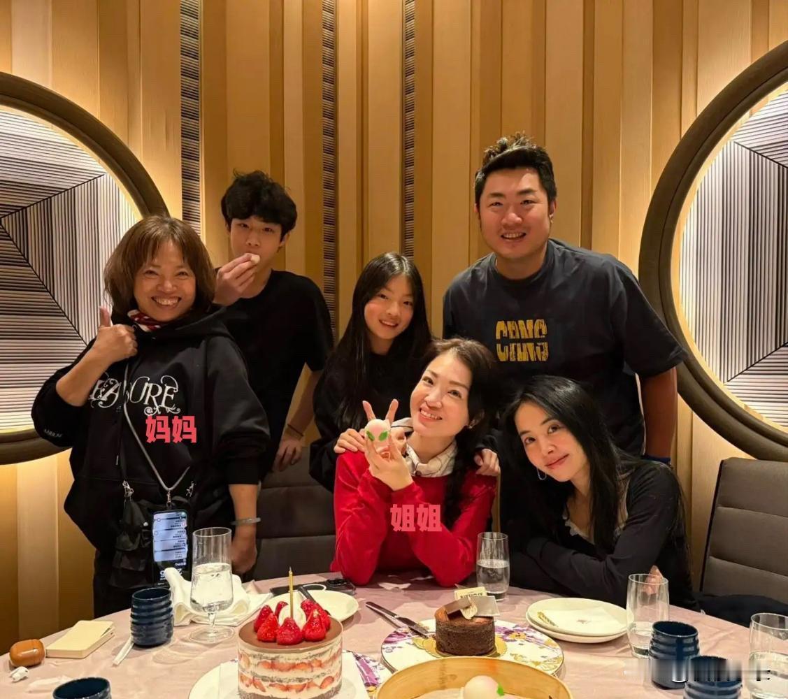 47岁蔡依林和家人一起为姐姐庆祝生日，妈妈也在场。母女三人长得非常像，蔡依林遗传