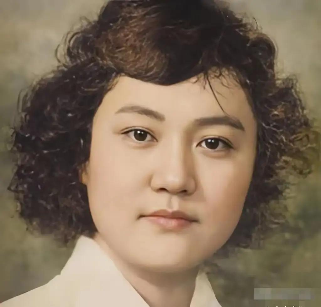 1942年，军统女特工王宝云被绑在老虎凳上，已经加到第三块砖，她疼得大汗淋漓。日