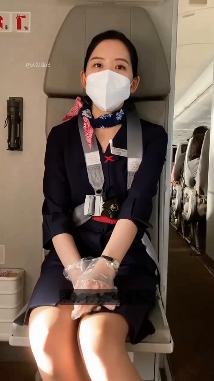 空姐尴尬座位。注意看，飞机上为什么要专门给空姐留一个最尴尬的位置？很多人第一次