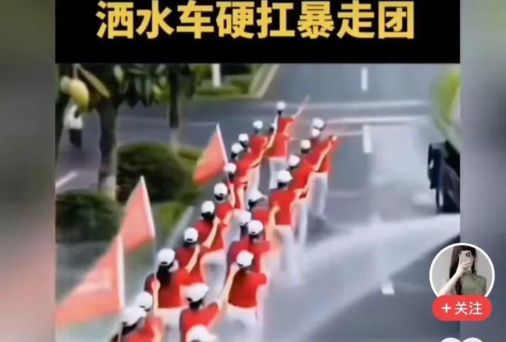 看着就解气啊！现在暴走团已经成为公害了！阻碍消防车、阻碍救护车，神来杀神，佛