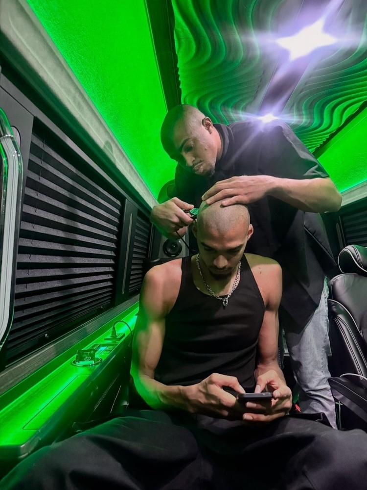 马刺队“光头组合”真够强的，文班亚马是绝对核心，凯尔登则是替补核心！1、文班