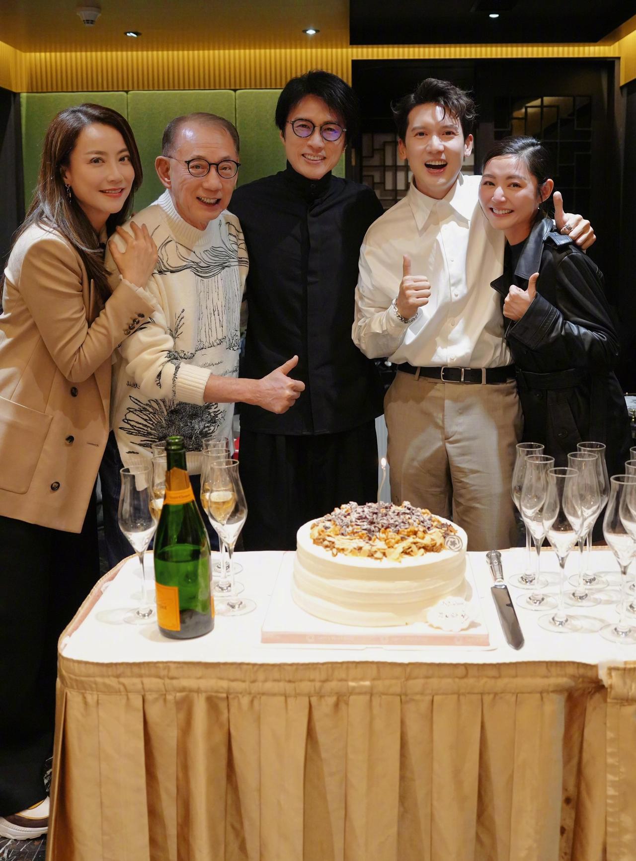 这张5人合照，我一眼就认出了身穿黑衣、戴着眼镜的香港著名演员黄子华与笑容灿烂的不