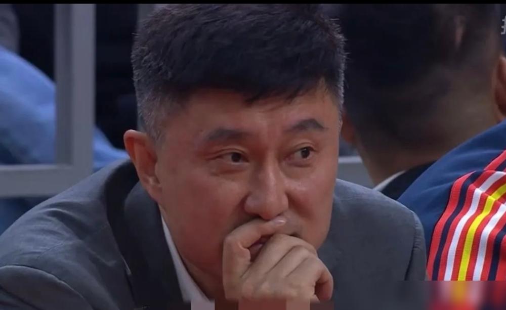 杜锋赛后脸都绿了，但最该慌的是胡明轩和徐杰。广东主场输辽宁16分，三分球投得