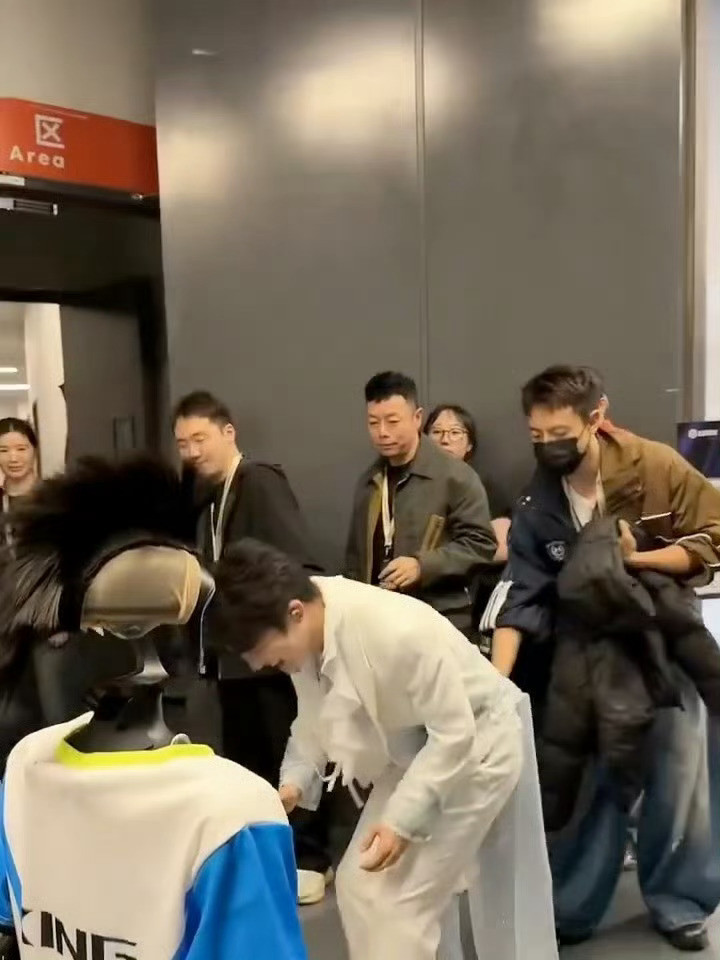 给周深伴舞的是机器人🎇国风旋律邂逅人工智能，周深唱响灯火盛世，机器人配合舞步，