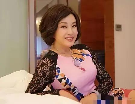 今天刷到一段文字，将75岁的刘晓庆与72岁的法国总统夫人布丽吉特作比较。我觉得在